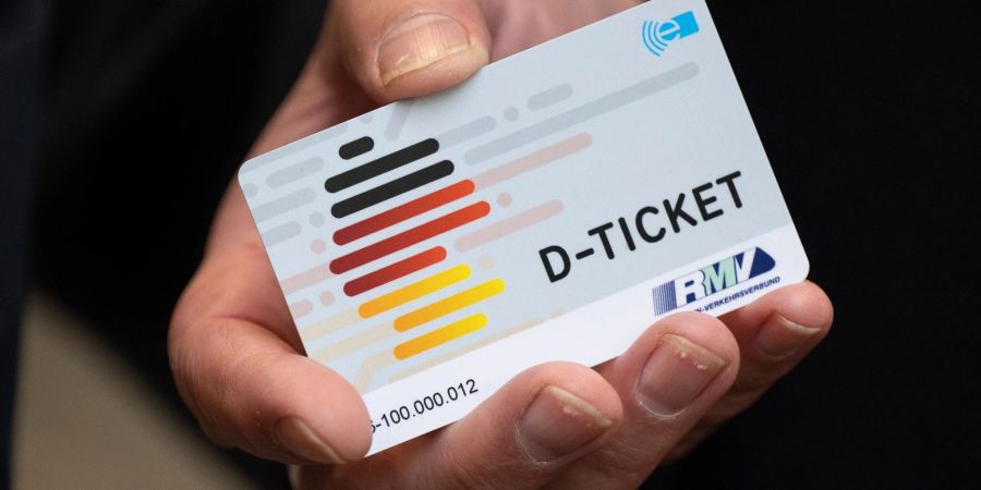 Droht mit dem Aus der Ampel-Regierung auch das Ende des Deutschlandtickets? (Archivbild)