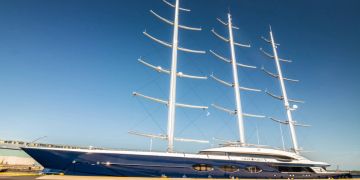 Black Pealr Segeljacht im Hafen