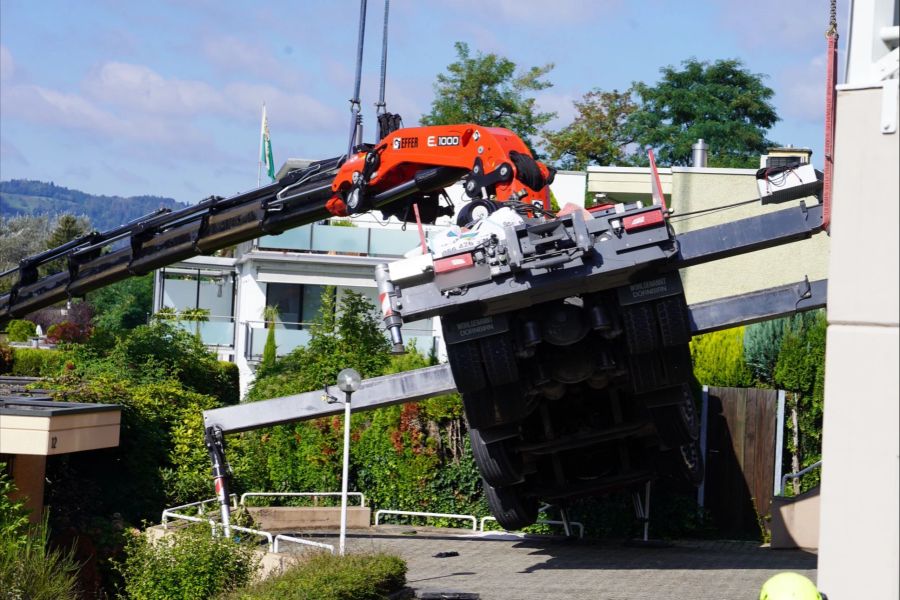 Ein Kranunfall beschäftigt die Einsatzkräfte in Oetwil an der Limmat.