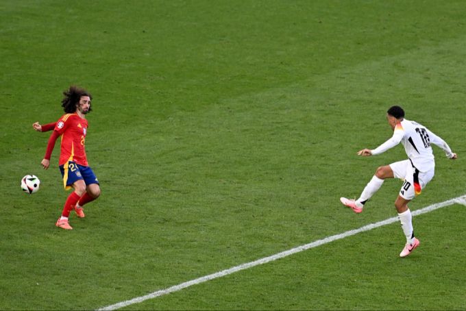 Marc Cucurella begeht an der EM 2024 ein entscheidendes Handspiel – und hat Schiedsrichter-Glück. Marc Cucurella EM 2024