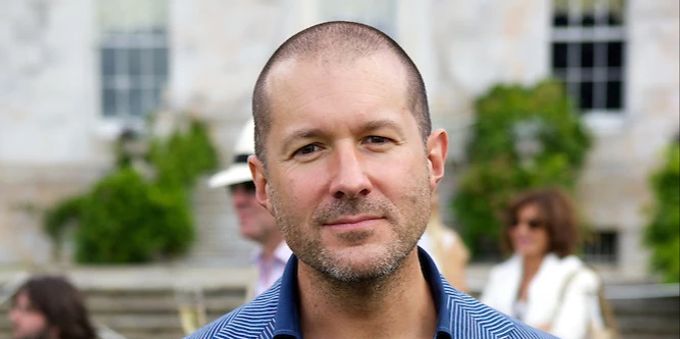 Jony Ive hatte seit den 90ern für Steve Jobs gearbeitet und beliebte Apple-Produkte designt. (Archivbild) Steve Jobs Jony Ive