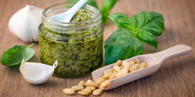 Pesto mit Zutaten