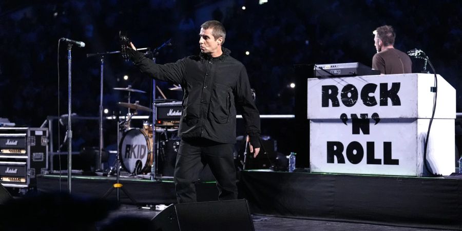 Oasis-Sänger brachte das Publikum im Wembley-Stadion in Stimmung.