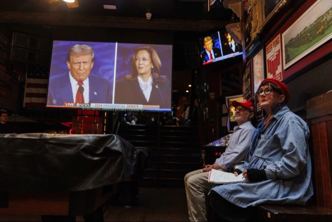US-Amerikaner verfolgen die Debatte zwischen Donald Trump und Kamala Harris. Debatte