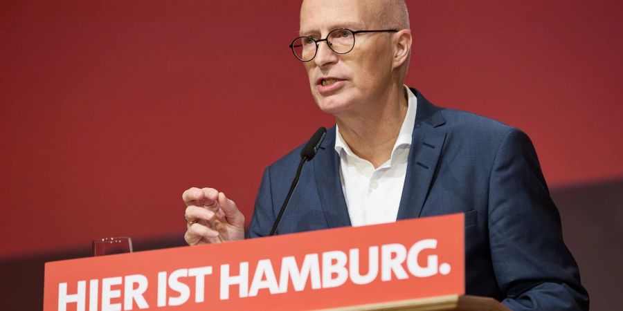 Hamburgs Bürgermeister Peter Tschentscher ist mit 97,3 Prozent der Stimmen zum Spitzenkandidat der SPD Hamburg gewählt worden.