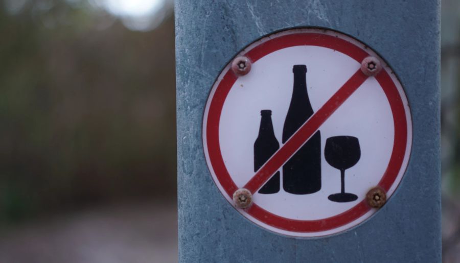 Schild symbolisiert alkoholfreie Zone