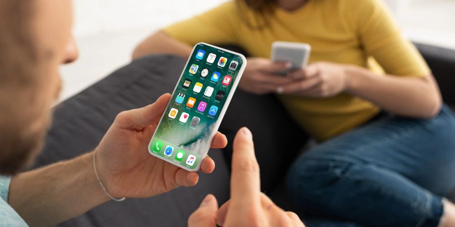 Mann und Frau mit Smartphones