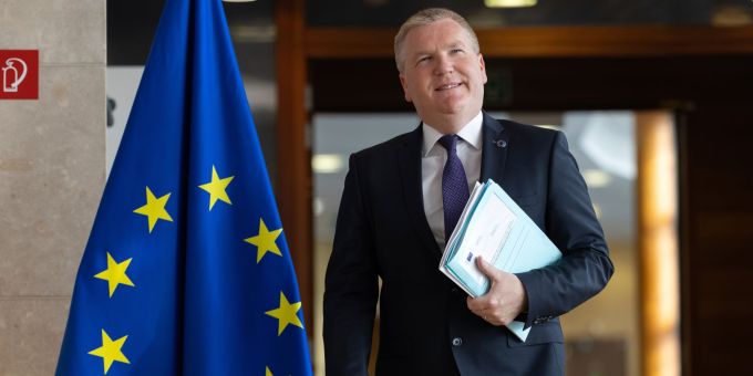 Nicht ein einziger Euro solle nach Meinung der EU-Kommission in Länder fliessen, in denen die Rechtsstaatlichkeit nicht respektiert wird, sagt EU-Kommissar Michael McGrath. (Archivbild) Omar Havana/AP/dpa EU-Kommissarskollegium in Brüssel