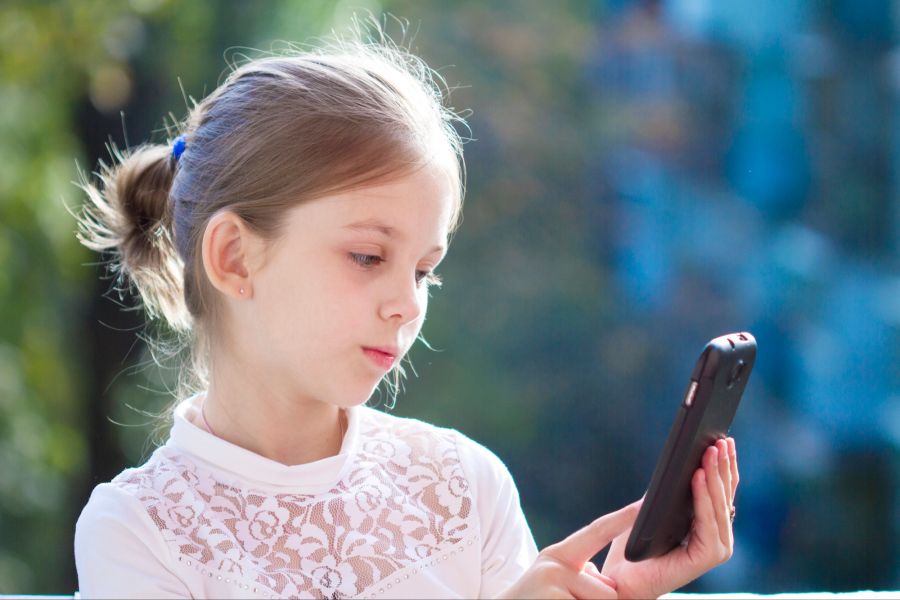 Mädchen mit Handy