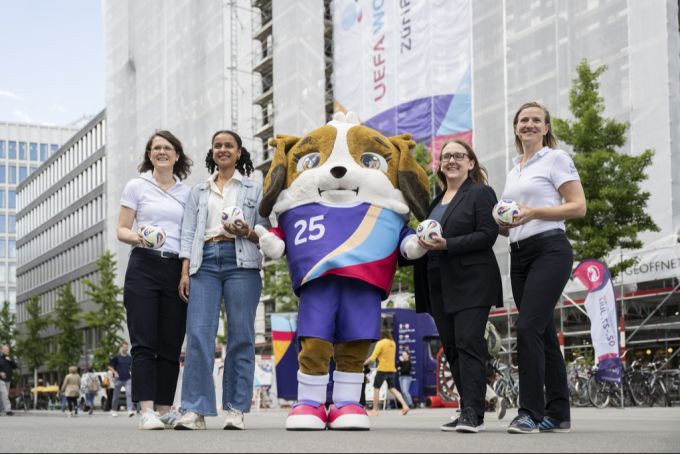 Regula Schweizer, Projektleiterin Host City Zürich Fussballspielerin Sarah Akanji, Doris Keller, Turnierdirektorin UEFA Women's EURO 2025, Christina Hoelerl posieren an der ZueriFanzone. ZueriFanzone