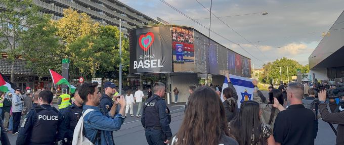 Palästina-Flagge links, Israel-Fahne rechts, dazwischen viel Polizei: Vor der ESC-Halle gab es kleine Kundgebungen. esc
