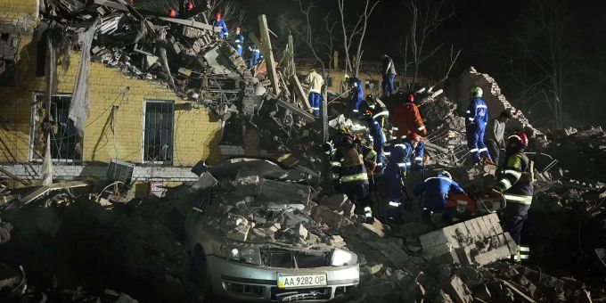 Kiew wurde schwer von einem kombinierten Drohnen- und Raketenangriff Russlands in der Nacht getroffen. Raketenangriff