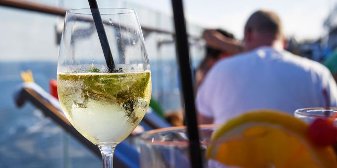 Weil ein Mann an der Bar in ein Glas urinierte, ist er vom Kreuzfahrtschiff geflogen. Zu Unrecht, wie ein Gericht nun urteilte. Kreuzfahrtschiff