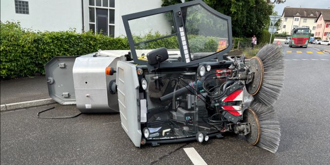 Schaffhausen: Reinigungsfahrzeug kippt im Kreisel. Schaffhausen
