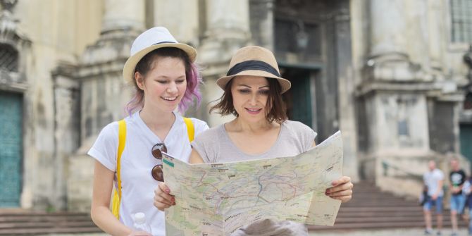 Mutter und Tochter mit einem Stadtplan