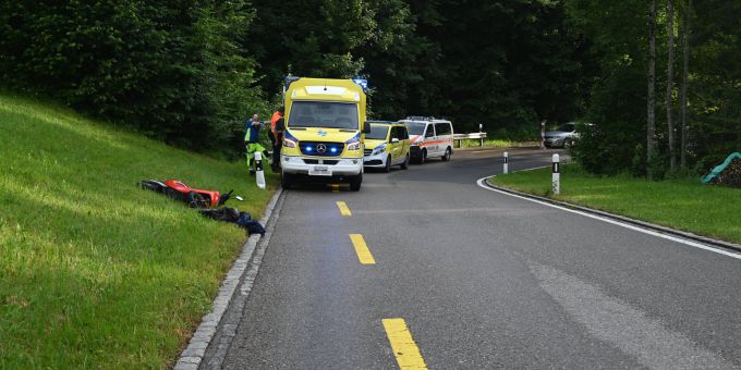 In Oberhelfenschwil SG ist ein Senior mit einem E-Kleinmotorrad gestürzt. Unfall Oberhelfenschwil