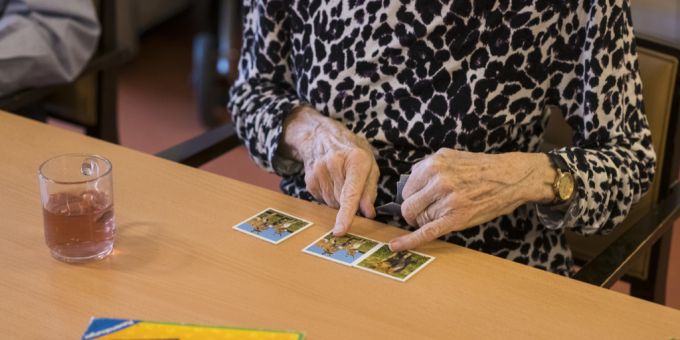 Eine Zugerin (81) wurde zu unrecht ins Heim gesteckt, obwohl die Demenzkranke lieber bei ihrem Mann (85) bleiben wollte. Demenz
