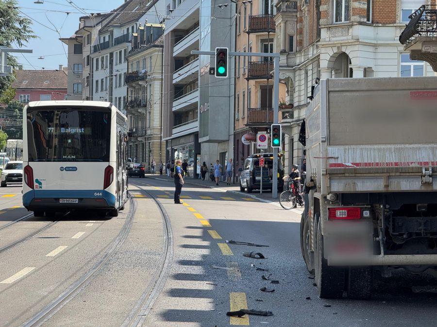 In Zürich kollidierten am Donnerstag ein Linienbus und ein Lastwagen.
