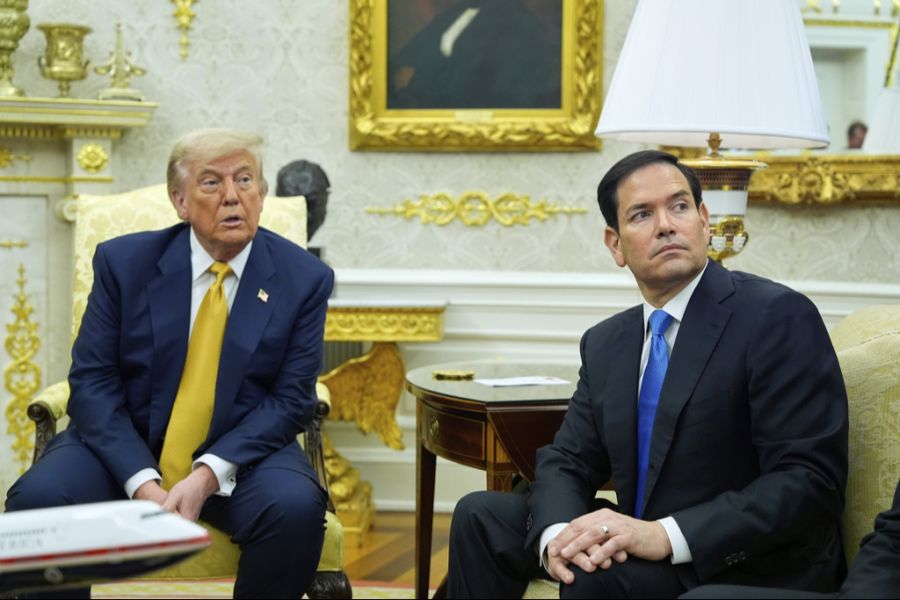 Insbesondere von US-Präsident Donald Trump (links) und US-Aussenminister Marco Rubio (rechts) war auf die beiden Konfliktparteien Druck für eine Waffenruhe ausgeübt worden.