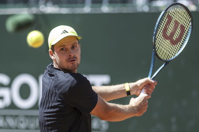 Hubert Hurkacz returniert einen Ball während des Finals an den Geneva Open gegen Novak Djokovic. Hubert Hurkacz