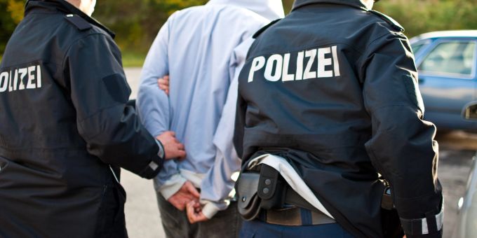 Nach der Brand-Drohung informierte die Frau die Polizei. (Symbolbild) Mann Moschee anzünden Drohung
