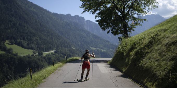 Der Kanton Uri hat neue Regeln für das Rollskifahren auf öffentlichen Strassen eingeführt. Rollskifahren