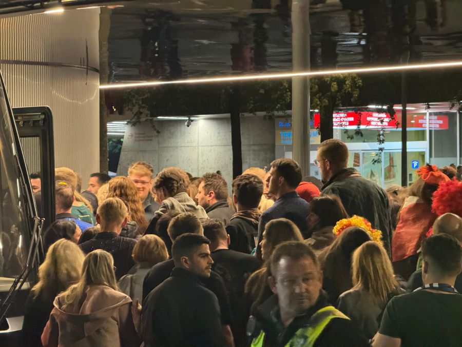 Zahlreiche Menschen machen sich nach dem Ende des ESC in Basel auf den Heimweg.