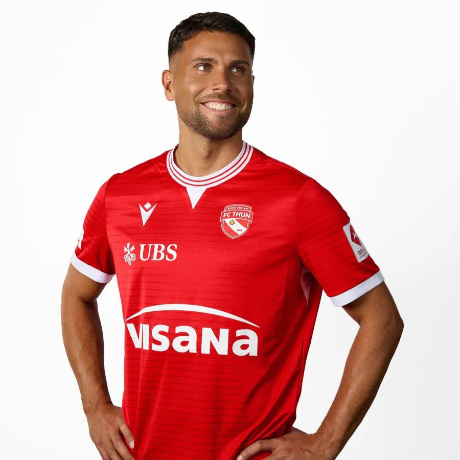 Das Heimtrikot des FC Thun kommt ganz in Rot daher. Ärmelaufschlag und Kragen sind weiss abgesetzt.