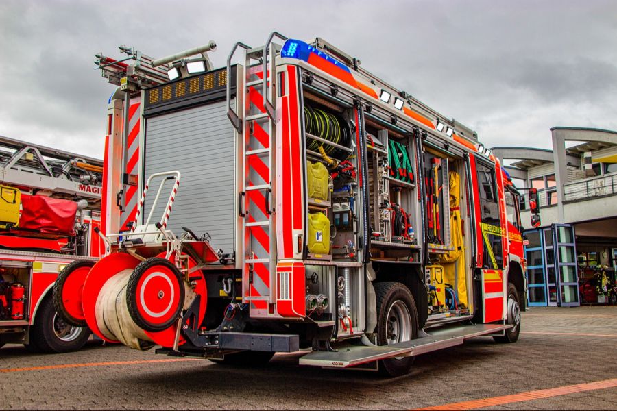 Die Feuerwehr tat ihr Möglichstes, um die Schäden einzudämmen – dennoch entstanden Kosten von mehreren zehntausend Franken. (Symbolbild)