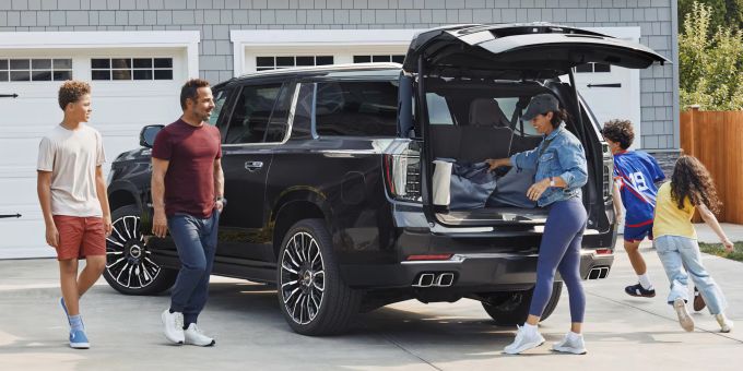 Die Länge von fast 5,75 Metern und die Breite von über 2 Metern sorgen beim Einparken in herkömmlichen Parklücken und beim Manövrieren in engen Gassen für Schweissausbrüche. Chevrolet Suburban