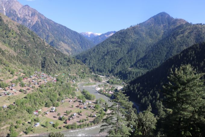 Die Region Kaschmir wurde nach dem zweiten Weltkrieg geteilt. (Symbolbild) Kaschmir Tal Berge Fluss