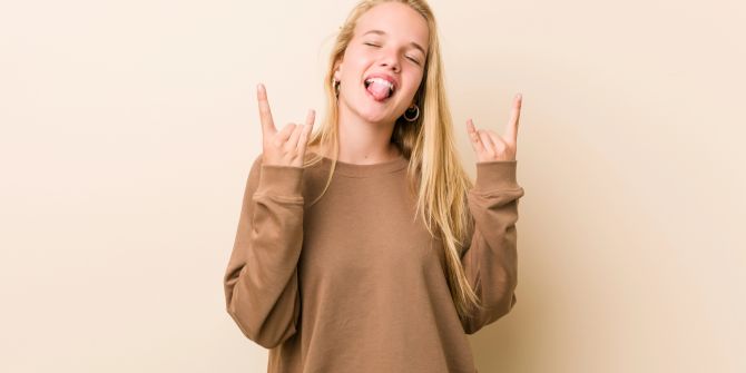 Junges Mädchen zeigt Rock-Geste