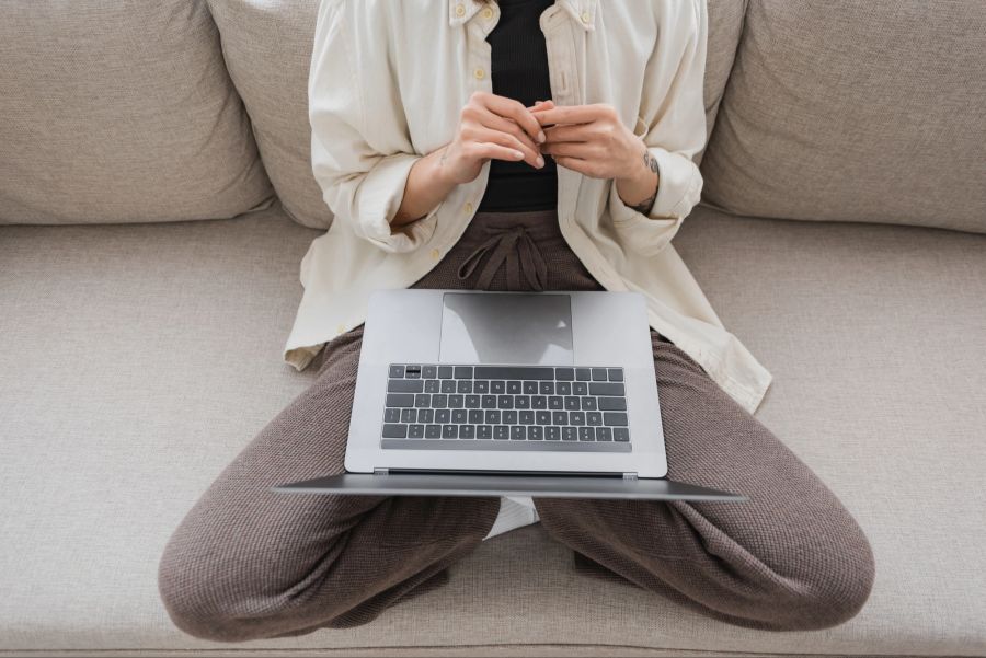Person am Laptop