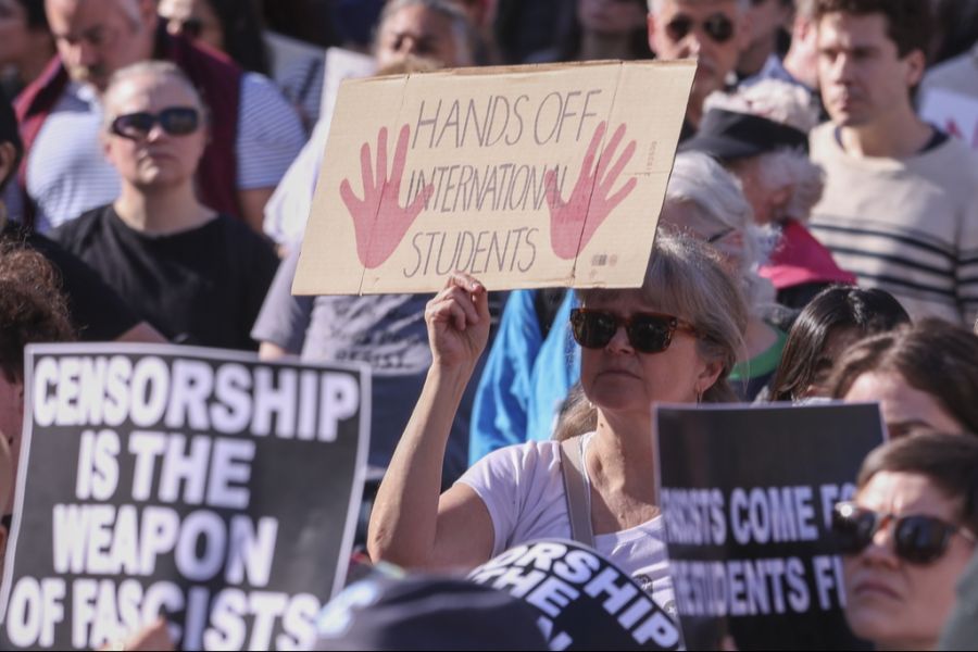 Unter diesem Vorwand will die Regierung Milliarden an Fördergeldern einfrieren und der Harvard die Immatrikulation von ausländischen Studierenden verbieten.