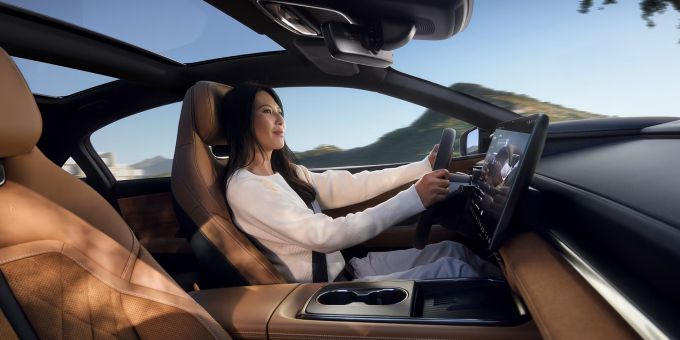 Hochwertige Materialien und handwerkliche Perfektion sollen die Sinne ansprechen und den Premium-Anspruch des Fahrzeugs unterstreichen; so verspricht es Mazda. Mazda 6e