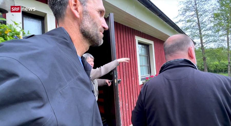 Diese Frau verweist auf eine mögliche Unterkunft in der Nähe ihres Hauses. Daraus wird aber nichts.