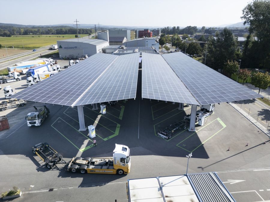Elektro-LKWs der Hugelshofer Logistik AG werden unter dem grossen Photovoltaik-Dach geparkt und mit dem von der Sonne erzeugten Strom geladen, fotografiert am 29. August 2024 in Frauenfeld T