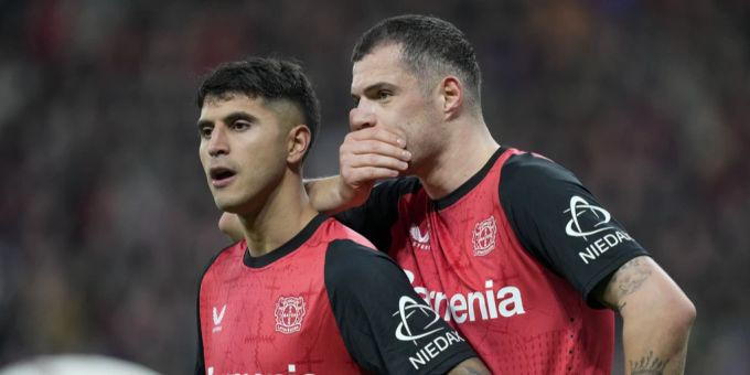 Granit Xhaka diskutiert mit Leverkusen-Kumpel Exequiel Palacios. Granit Xhaka Bayer Leverkusen