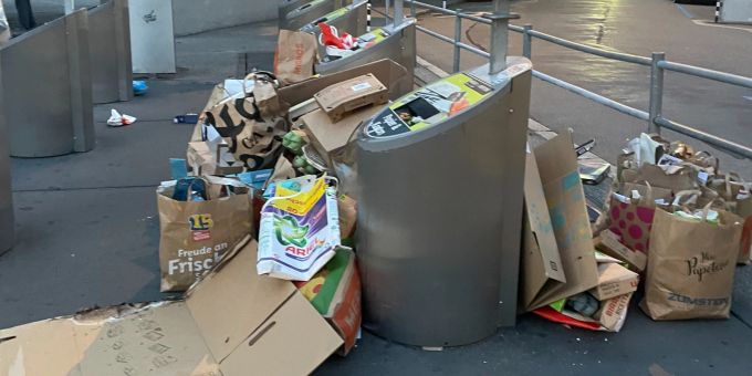 Eine vollbepackte Müllentsorgungsstelle im Berner Breitenrainquartier, dem «Breitsch». Breitsch Entsorgungsstelle