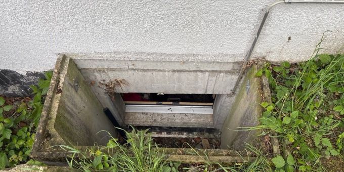 Durch einen Lichtschacht brach eine unbekannte Täterschaft in Einfamilienhaus in Mitlödi ein. Lichtschachtes