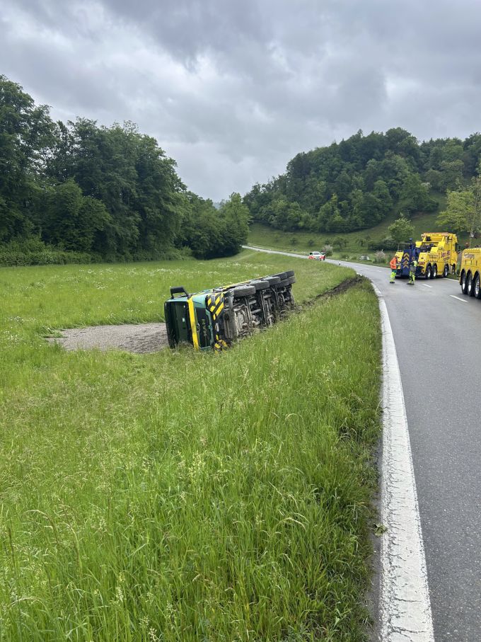 Während der Bergung des Lastwagens musste eine Umleitung eingerichtet werden. Bergung Lastwagen