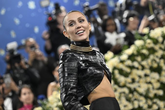 Miley Cyrus präsentierte bei der Met Gala 2025 einen dezenten Look. met gala 2025 looks