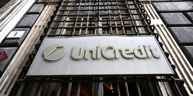 unicredit logo auf fenster