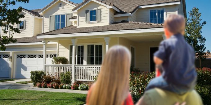 Laut Umfragen träumen rund 40 Prozent der unter-35-Jährigen vom Wohneigentum. Das durchschnittliche Alter der Immobilienkäufer liegt tatsächlich aber bei 48 Jahren. Immobilien