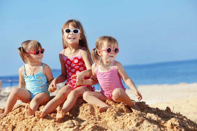 Ob Sandburgen bauen, im Wasser plantschen oder Ball spielen: Strände sind eine wahre Spielwiese für Kinder. Familie Ferien Strand