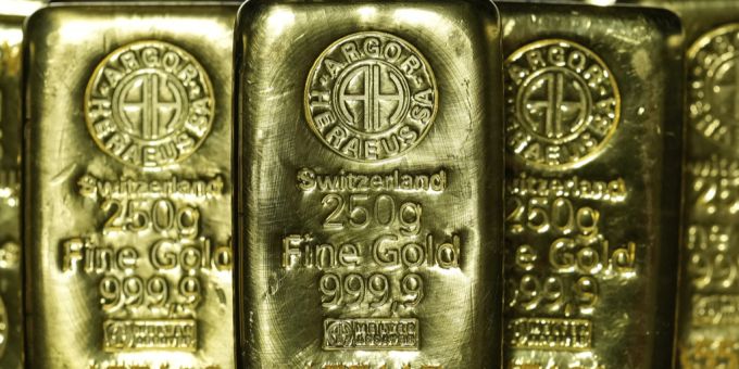 Die Unsicherheit mit Blick auf die Zölle der USA wirkt sich auch auf den Goldhandel aus. (Symbolbild) Zölle Gold Goldbarren