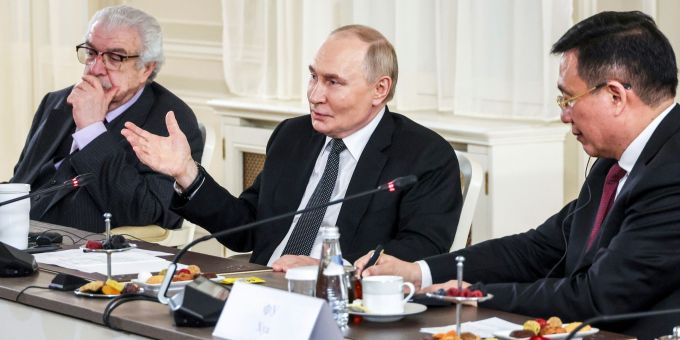 Beim Wirtschaftsforum in St. Petersburg trifft Wladimir Putin traditionell Vertreter der grossen Nachrichtenagenturen. Wladimir Putin