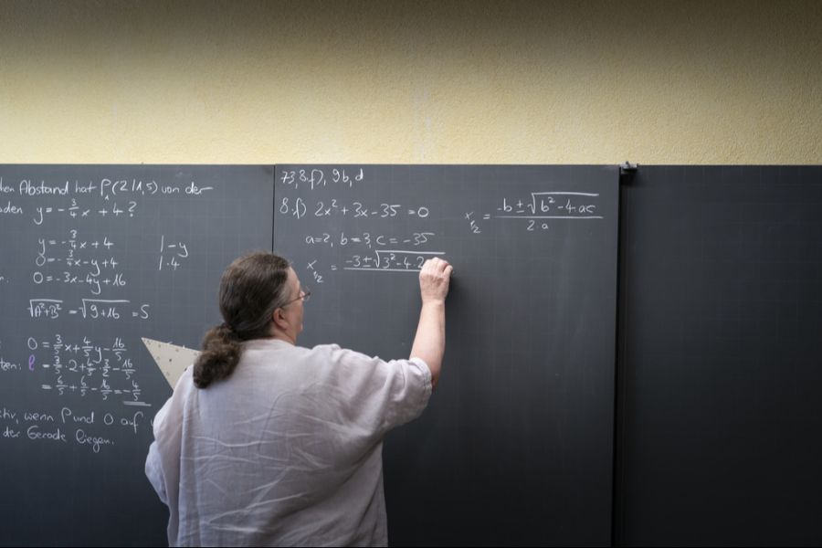 Eine Studie zeigt: Lehrerinnen und Lehrer bewerten ihre Schulkinder je nach Herkunft, Geschlecht und Klassenschnitt unterschiedlich. (Symbolbild)