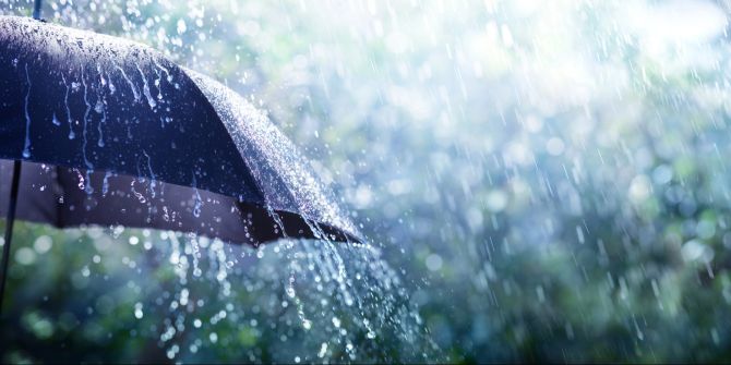 regen auf regenschirm sommer