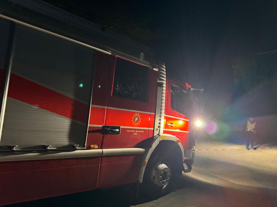 Am späten Sonntagabend ist in Berikon AG auch die Feuerwehr eingetroffen.